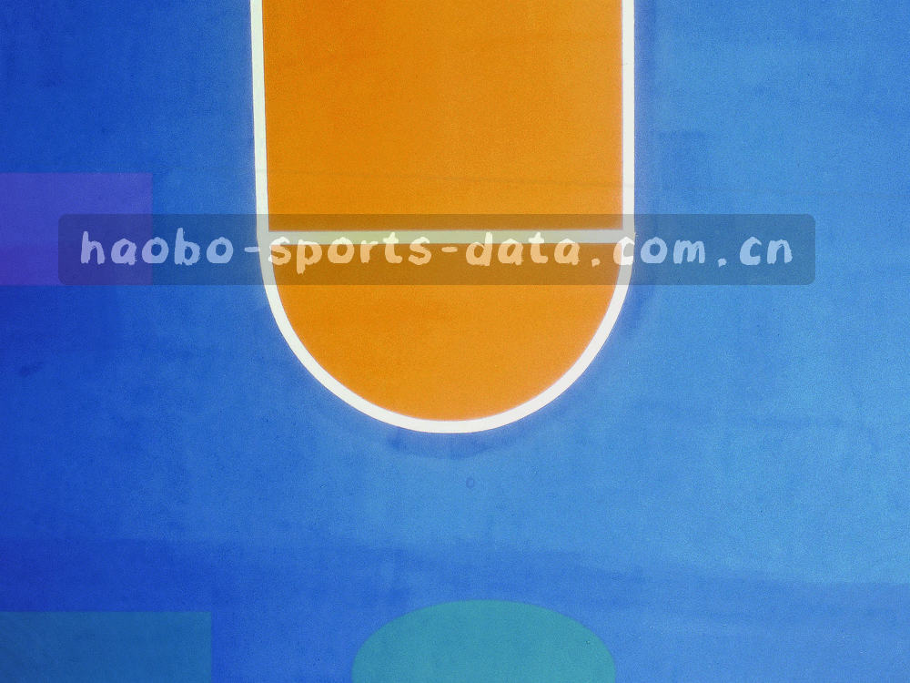 战术板上的分区标注与箭头，用细线画出对阵双方的站位与推进方向
